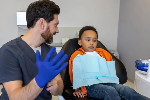 Odontología Médico Varón Hablando Con Paciente — Foto de Stock