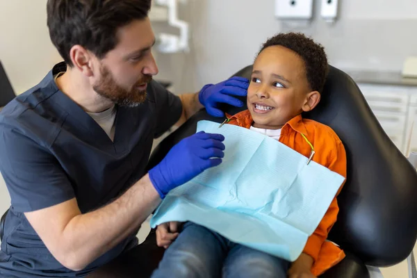 Diş Hekimliğinde Erkek Doktor Hastasıyla Konuşuyor — Stok fotoğraf