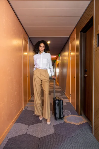 Pracovní Cesta Elegantní Hezká Obchodní Žena Přijíždí Hotelu — Stock fotografie