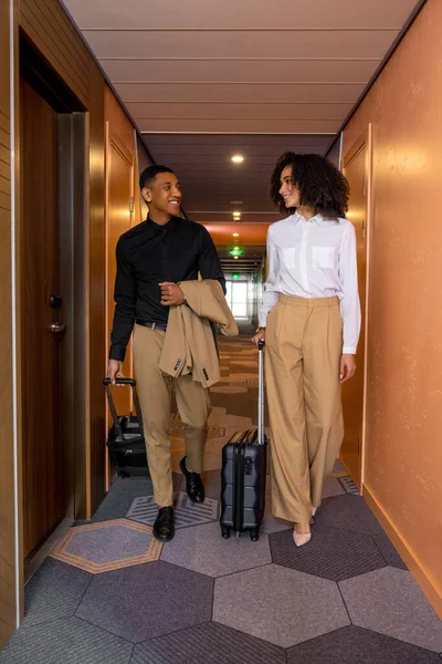 Přílet Dva Mladí Dobře Oblečení Lidé Jdou Svých Pokojů Hotelu — Stock fotografie