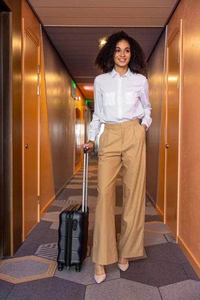 Geschäftsreise Elegante Hübsche Geschäftsfrau Kommt Ins Hotel — Stockfoto
