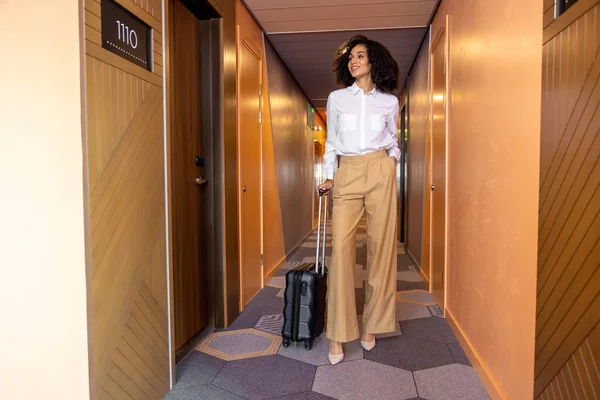 Pracovní Cesta Elegantní Hezká Obchodní Žena Přijíždí Hotelu — Stock fotografie