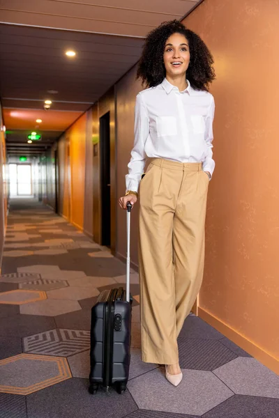 Cestování Obchodem Mladá Dobře Vypadající Obchodní Žena Přijíždějící Hotelu — Stock fotografie
