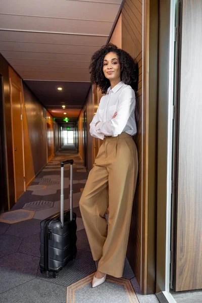 Stock image Travelling on business. Young good-looking business woman arriving to the hotel