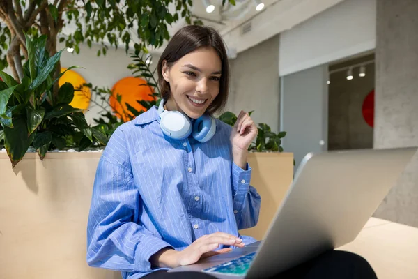 Kényelmes Fiatal Távoli Dolgozó Nézi Laptop Képernyőn Miközben Coworking Térben — Stock Fotó