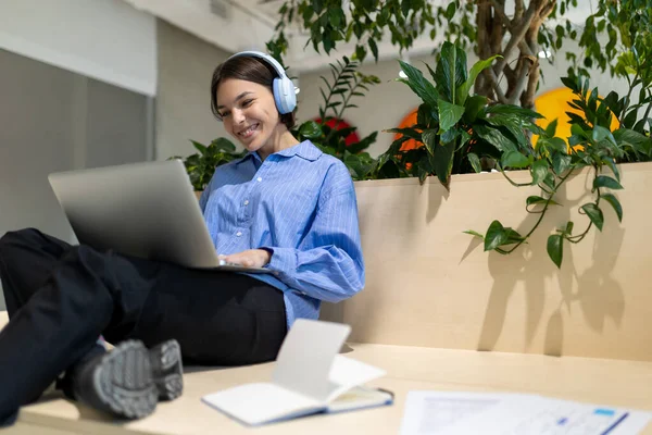 Veselá Mladá Žena Bezdrátových Sluchátkách Sedící Pracovišti Dívající Monitor Počítače — Stock fotografie