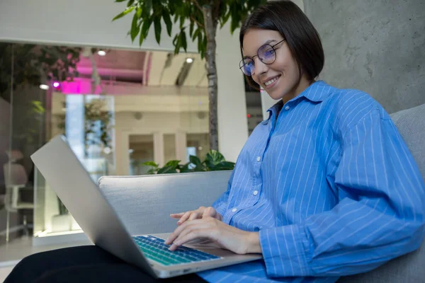Mosolygó Fiatal Kanapén Dolgozik Laptop Egy Coworking Hely — Stock Fotó
