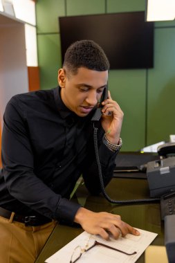 Otelde. Resepsiyonist arıyor ve olaya karışıyor.