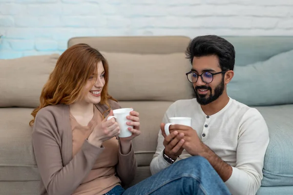 Romantik Çift Evde Kahve Içiyor Rahat Bir Oturma Odasında Sohbet — Stok fotoğraf