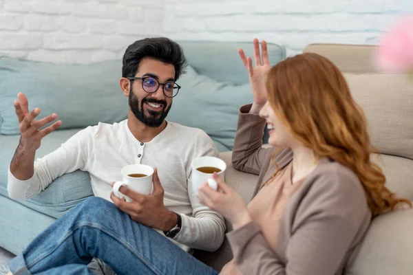 Romantyczna Para Pije Kawę Domu Relaksując Się Przytulnym Salonie Rozmawiając — Zdjęcie stockowe