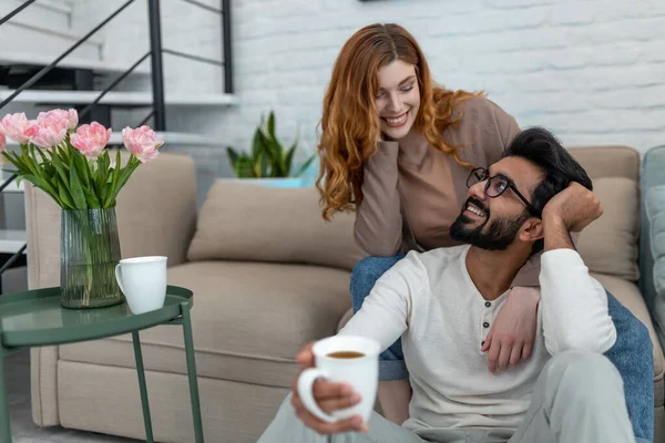 Szerető Szerető Házaspár Kávézik Élvezik Együtt Töltött Időt Otthon Pihentető — Stock Fotó