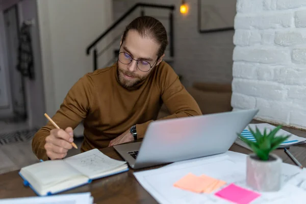 Homem Concentrado Usando Laptop Escrevendo Dados Importantes Notebook Trabalhando Computador — Fotografia de Stock