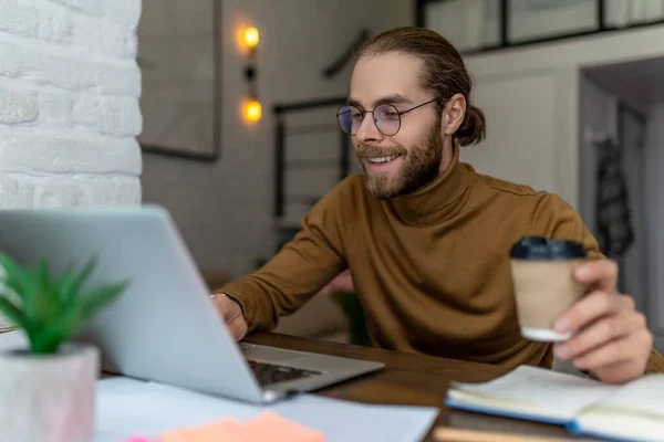 Young Smiling Bearded Man Freelancer Glasses Working Home Cafe Laptop — Stock Photo, Image