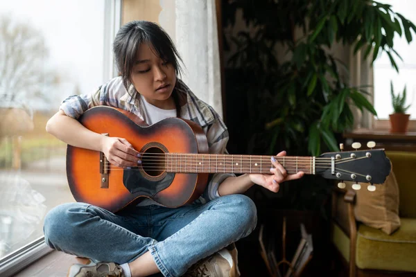 Chica Con Guitarra Linda Chica Asiática Joven Con Guitarra Casa — Foto de Stock