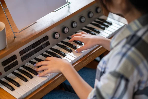 Pianospeler Meisje Geruite Shirt Speelt Piano — Stockfoto