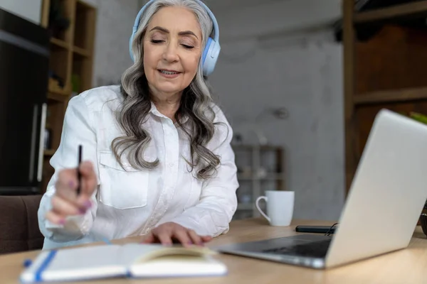 Online Tutorial Senior Woman Headphones Listening Online Seminar — Stock Photo, Image