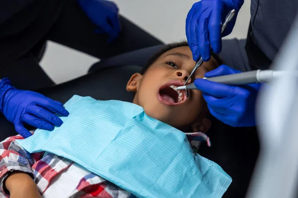 Odontología Niño Piel Oscura Teniendo Sesión Odontología —  Fotos de Stock
