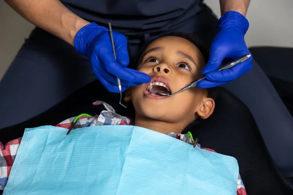 Odontología Niño Piel Oscura Que Parece Asustado Las Herramientas Médicas — Foto de Stock