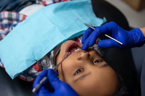 Odontología Niño Piel Oscura Que Parece Asustado Las Herramientas Médicas —  Fotos de Stock