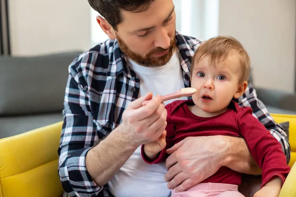 Bärtiger Vater Füttert Baby Zur Mahlzeit Kleinkind Versucht Zum Ersten — Stockfoto