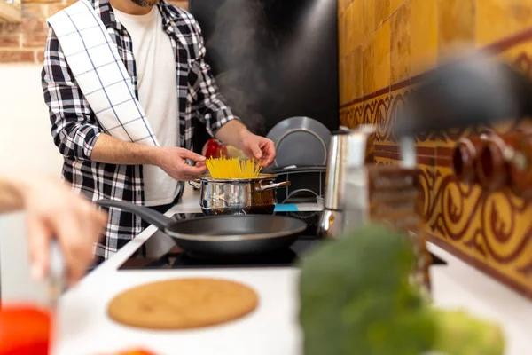 Paar Bereitet Gesunde Mahlzeit Küche Und Genießt Gemeinsames Kochen — Stockfoto