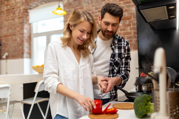 Aimer Les Jeunes Couples Coupant Des Légumes Comptoir Kitchenn Homme — Photo
