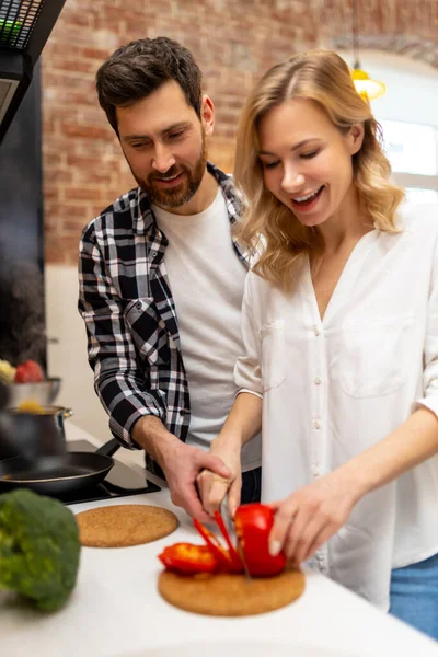 Glückliches Paar Kocht Gemeinsames Abendessen Der Küche Hause Und Bereitet — Stockfoto