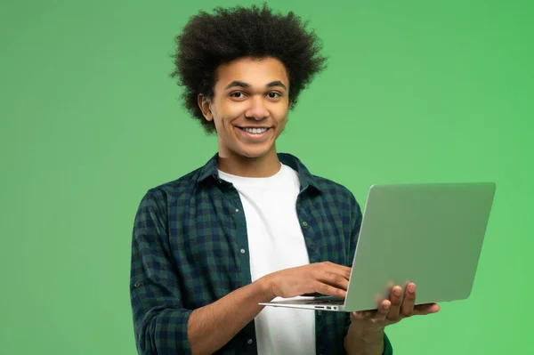 Technológia Fiatal Afro Amerikai Srác Kockás Ingben Laptoppal — Stock Fotó
