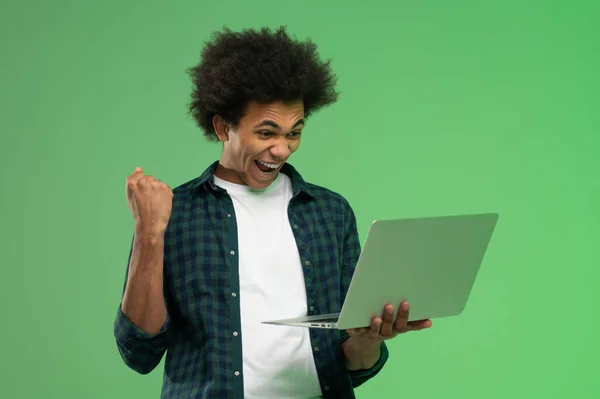 Tecnologia Jovem Afro Americano Cara Xadrez Camisa Com Laptop — Fotografia de Stock
