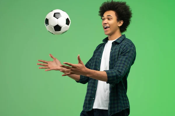 Fußballspieler Junger Dunkelhäutiger Kerl Mit Ball Sieht Aufgeregt Aus — Stockfoto