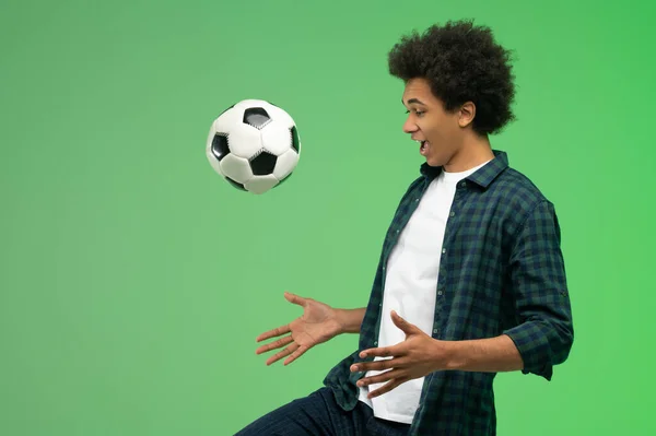 Jogador Futebol Jovem Pele Escura Cara Com Uma Bola Olhando — Fotografia de Stock