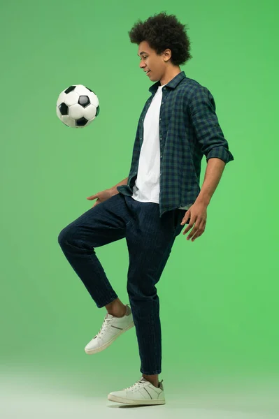 Jogador Futebol Jovem Pele Escura Cara Com Uma Bola Olhando — Fotografia de Stock