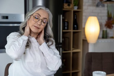 Teknisyen yakası. Zarif bir iş kadını iş gününden sonra yorgun hisseder ve boynu ağrır.