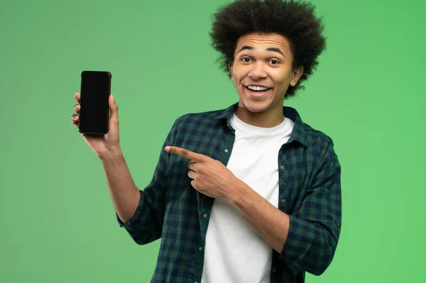 兴奋极了让你兴奋的是拿着智能手机的黑皮肤男人 — 图库照片