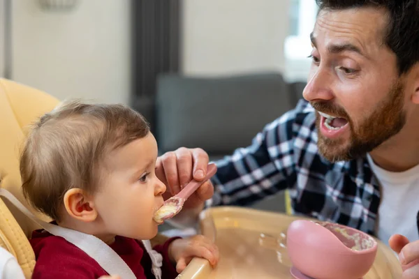 Kleines Baby Isst Abendessen Mit Papa Vater Füttert Kleinkind Erster — Stockfoto