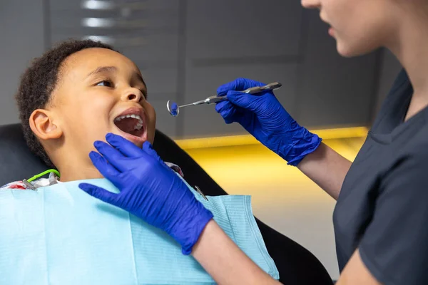 Odontologia Médico Feminino Verificando Até Menino Pele Escura — Fotografia de Stock