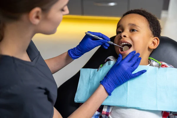 Στην Οδοντιατρική Γυναίκα Γιατρός Που Ελέγχει Ένα Μελαχρινό Αγόρι — Φωτογραφία Αρχείου