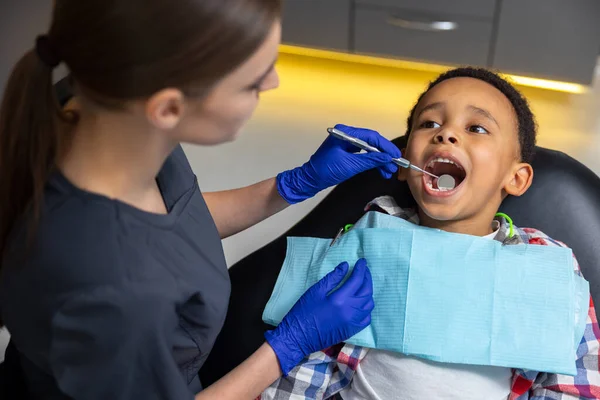 Στην Οδοντιατρική Οδοντίατρος Που Δουλεύει Σκουρόχρωμο Αγόρι — Φωτογραφία Αρχείου