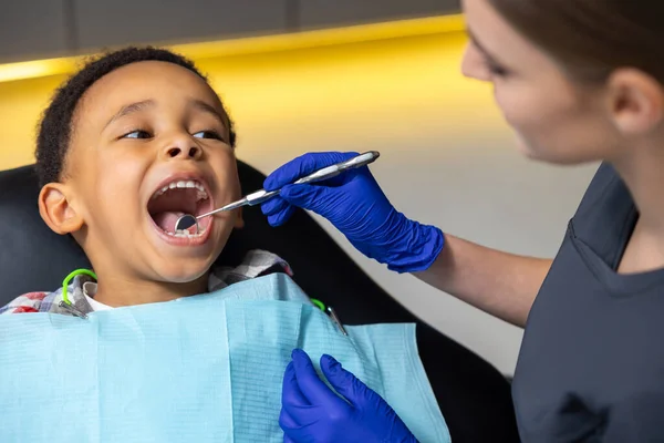 Odontología Dentista Femenina Que Trabaja Con Niño Piel Oscura —  Fotos de Stock