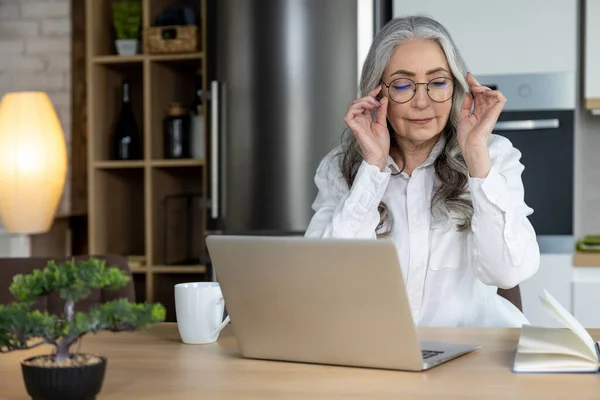 Self Employed Elegant Good Looking Senior Woman Working Laptop — Stock Photo, Image