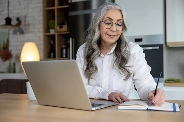 自营职业者 在笔记本电脑上工作的漂亮漂亮的老年妇女 — 图库照片