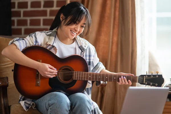 Tocando Guitarra Joven Asiática Chica Jugando Guitarra Casa — Foto de Stock