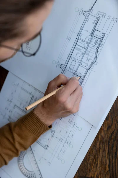 建筑师手绘设计图 设计房屋 进行工程施工 使建筑成为写字楼 — 图库照片