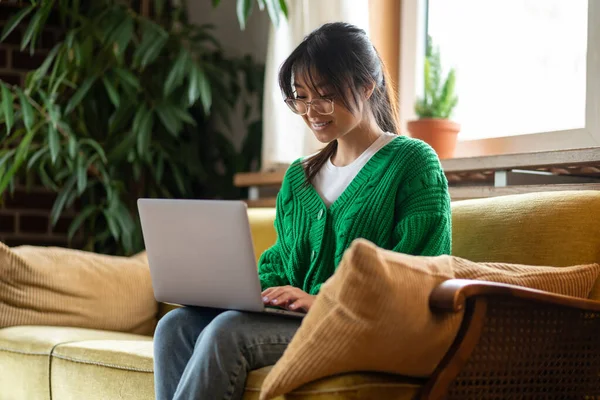 Conversas Informais Cabelo Escuro Asiático Menina Trabalhando Laptop Sorrindo — Fotografia de Stock