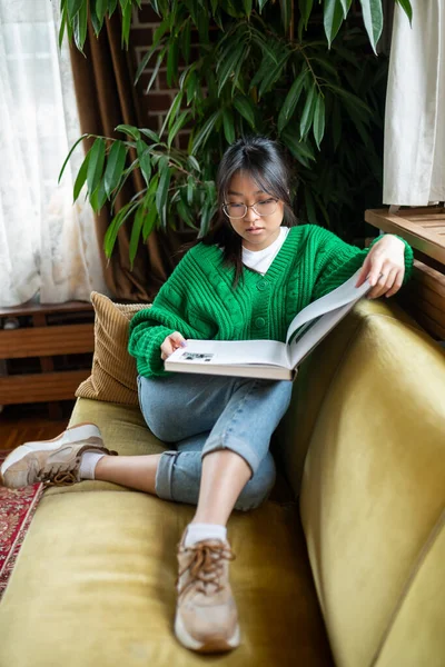 Lis Jeune Fille Asiatique Avec Gros Livre Assis Sur Canapé — Photo