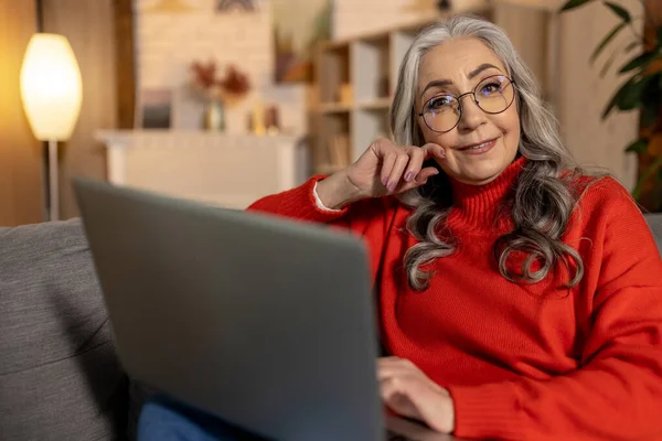 Woman Laptop Long Haired Pretty Senior Woman Eyeglasses Laptop — Stock Photo, Image