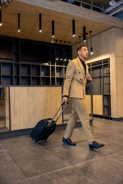 Affärsresa Ung Affärsman Beige Kostym Anländer Till Hotellet — Stockfoto