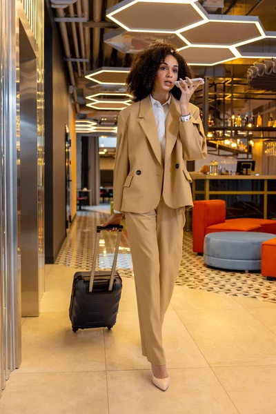 Arrival Good Looking Young Business Woman Suitcase Hotel — Stock Photo, Image