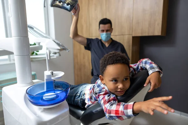 Chez Les Dentistes Enfant Peau Foncée Allongé Sur Chaise Bureau — Photo
