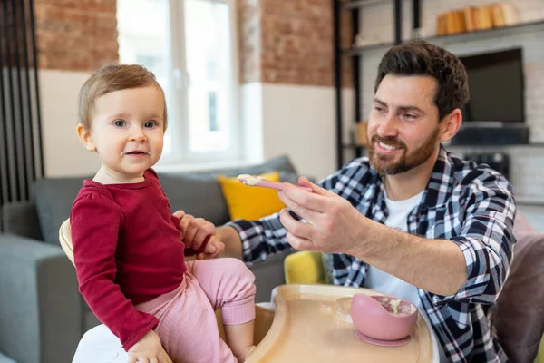 Primeira Atracção Infantil Pai Alimentando Seu Bebê Pequeno Bonito Filha — Fotografia de Stock